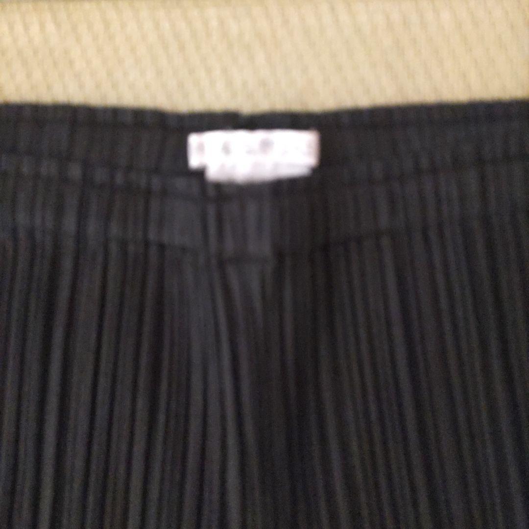 プリーズプリーツ黒のプリーツパンツ
