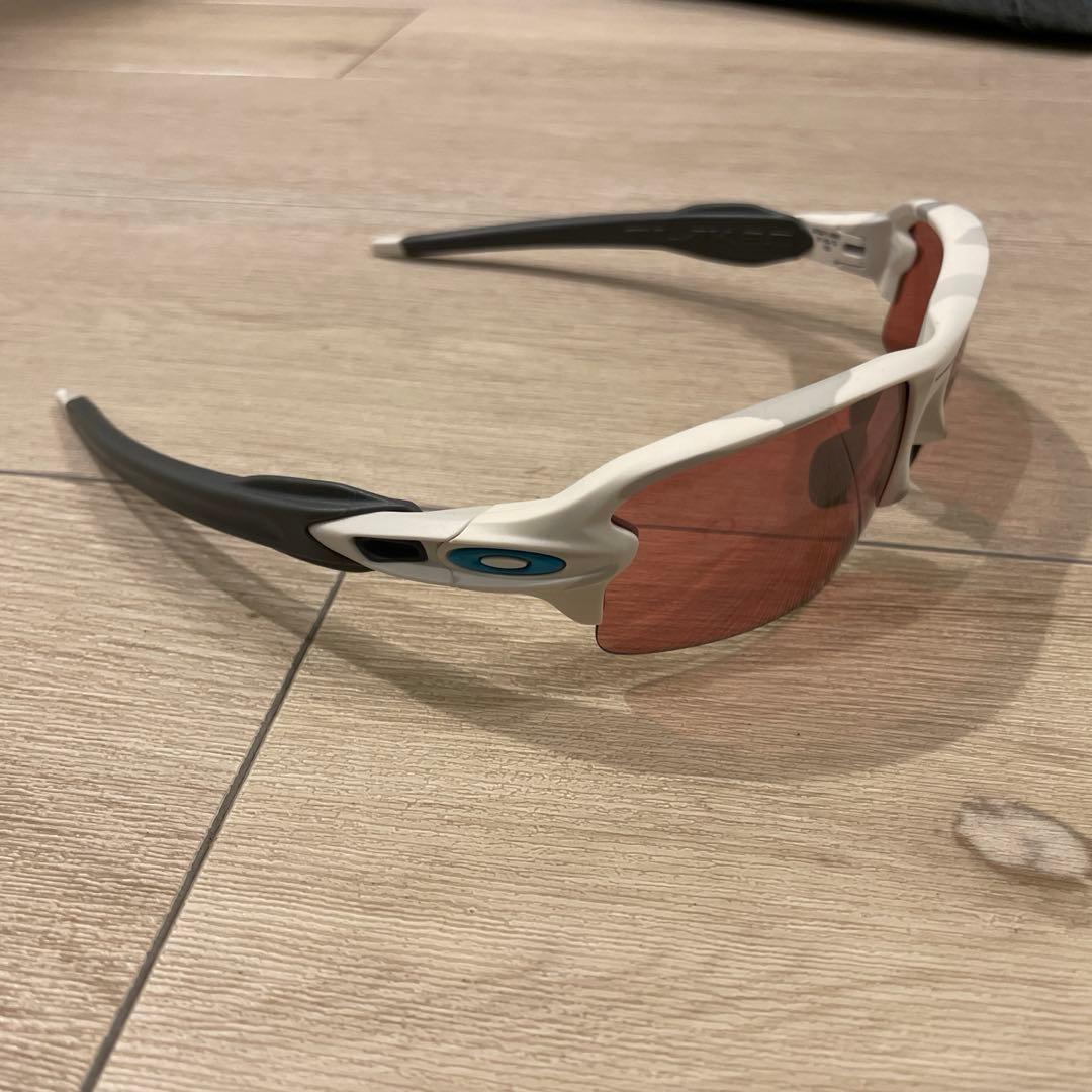 オークリーゴルフ用ホワイト/レッド偏光サングラス