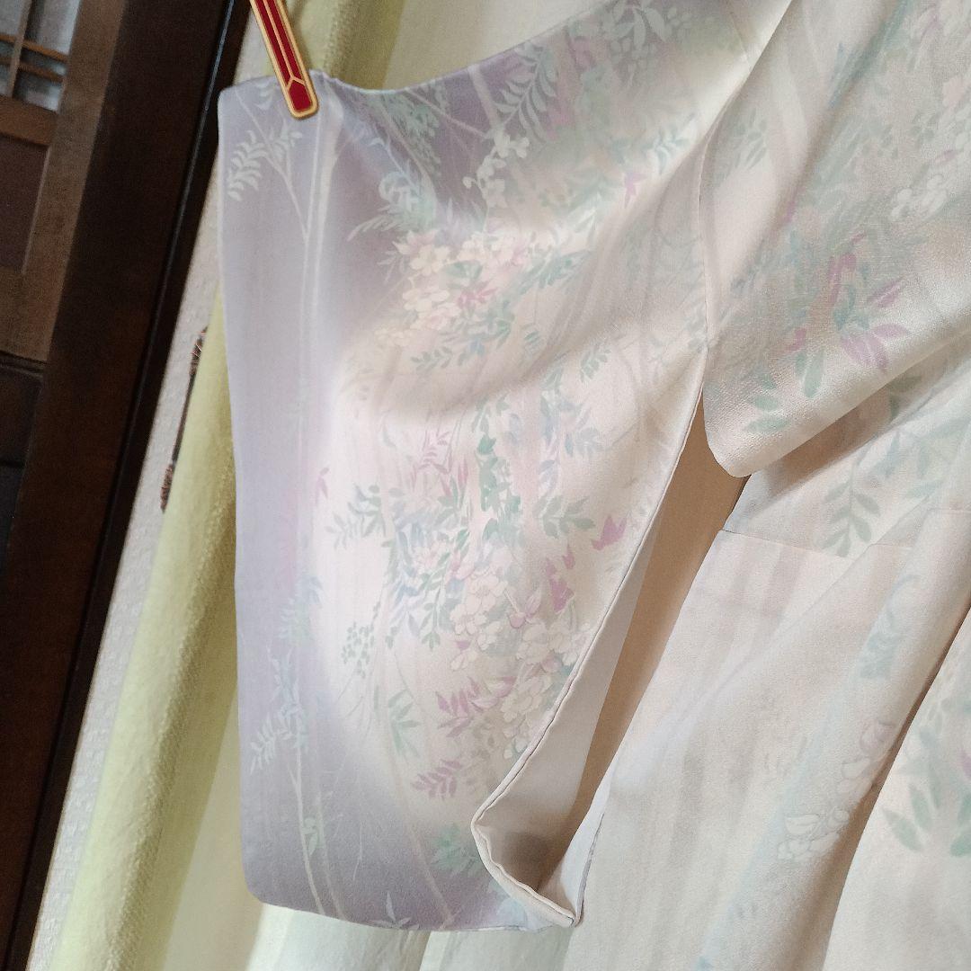 訪問着 花柄薄いホワイトベージュ 袖、裾薄紫染め 白雪姫の様です