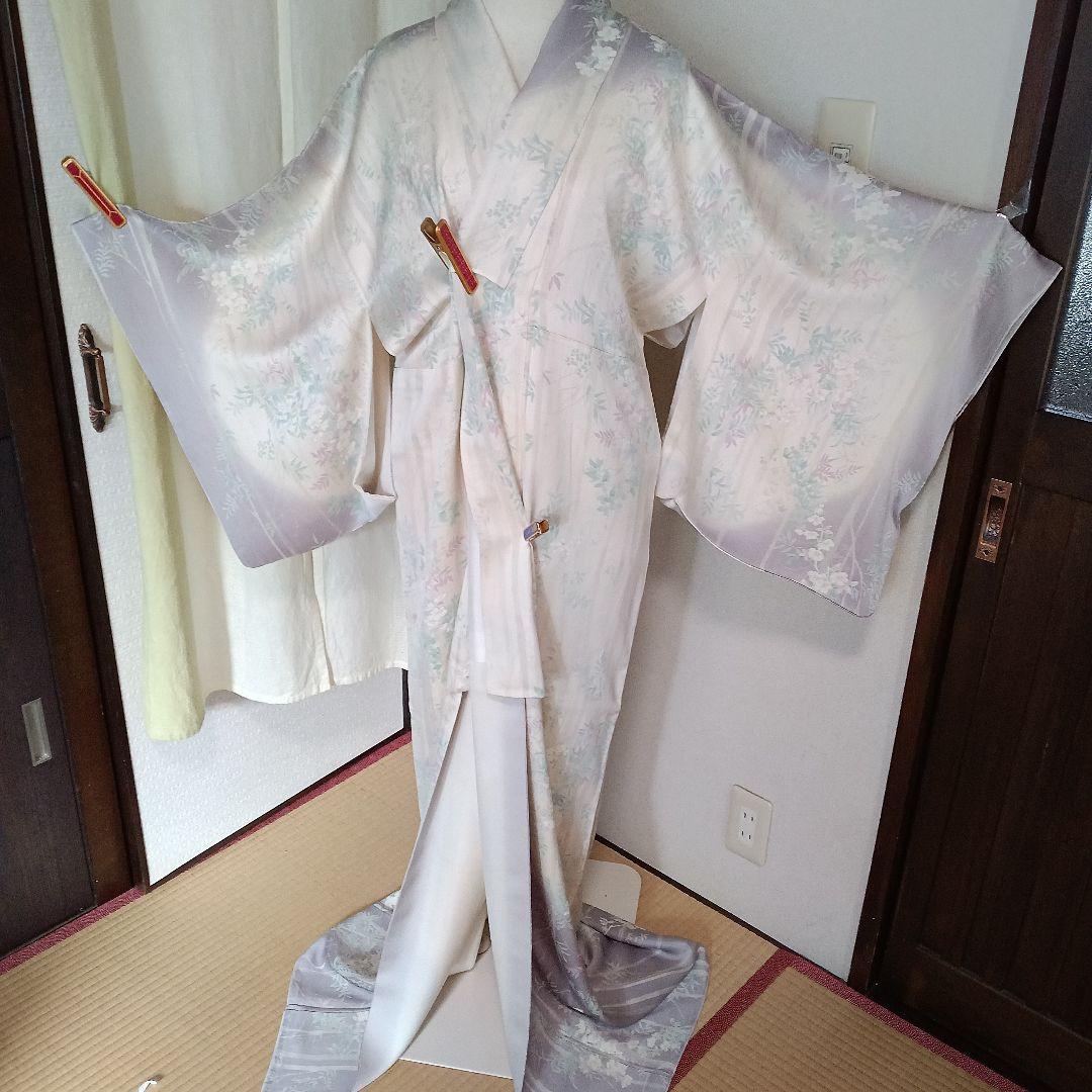 訪問着 花柄薄いホワイトベージュ 袖、裾薄紫染め 白雪姫の様です