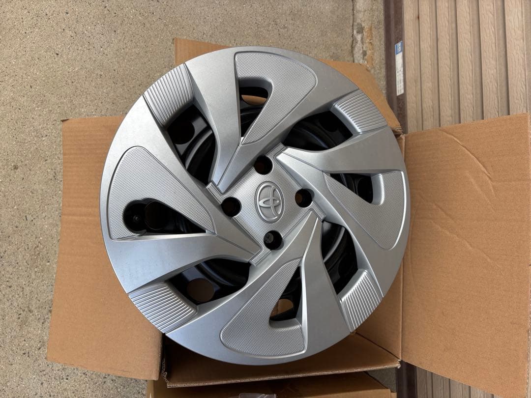 トヨタアクア純正。スチールホイールとホイールキャップ