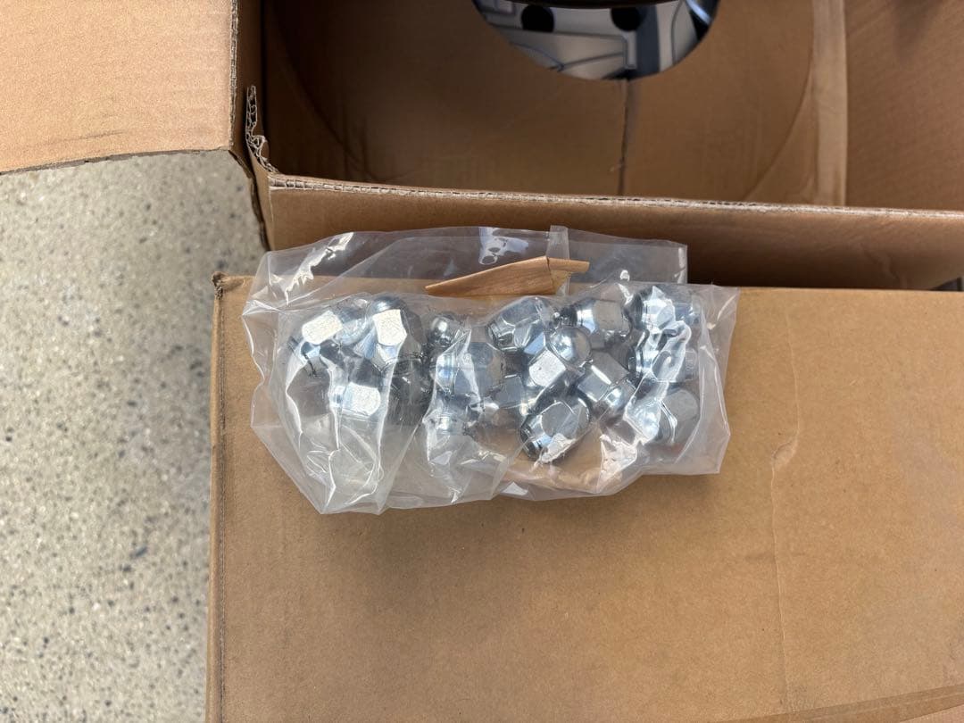 トヨタアクア純正。スチールホイールとホイールキャップ