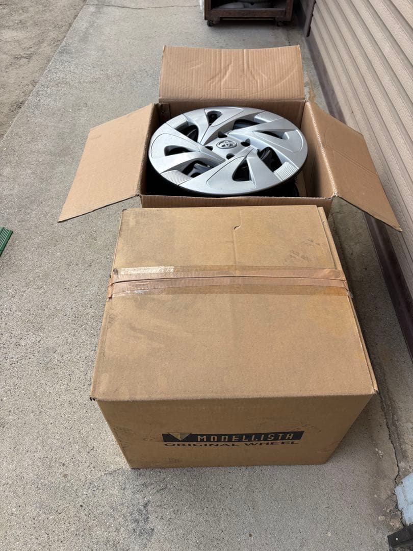 トヨタアクア純正。スチールホイールとホイールキャップ