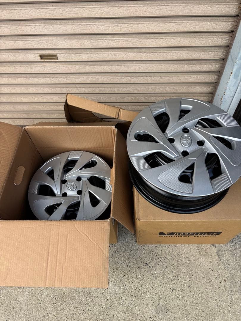 トヨタアクア純正。スチールホイールとホイールキャップ
