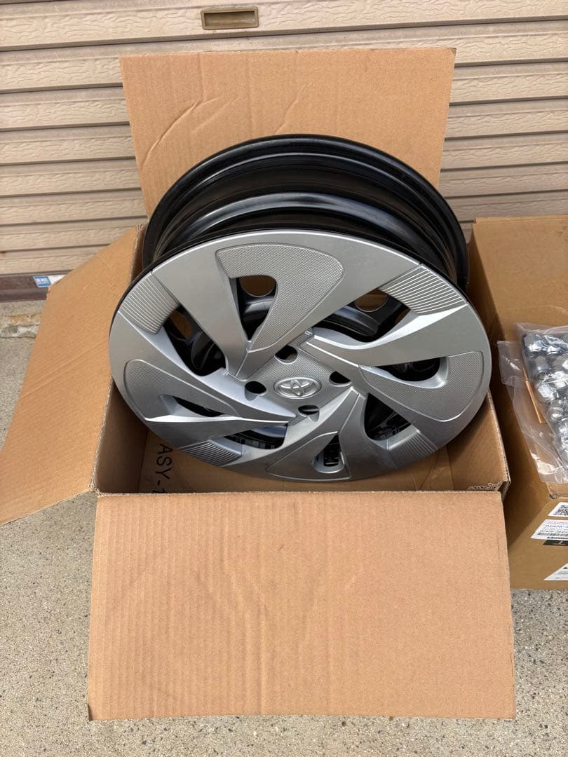 トヨタアクア純正。スチールホイールとホイールキャップ
