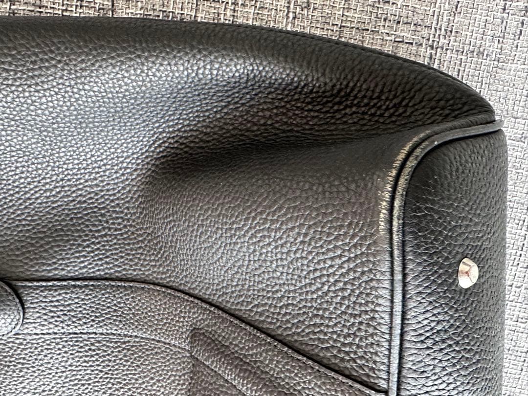 黒 レザービジネスバッグ 底鋲付き