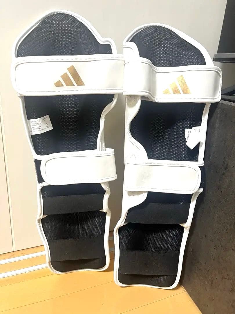 もっちゃんadidas NEW 超軽量 レガースホワイトゴールド/Sサイズ