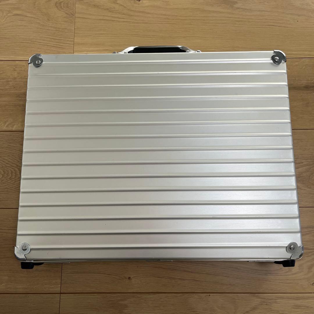 み*こ様 リモワ アタッシュケース アルミ シルバー トランクケース