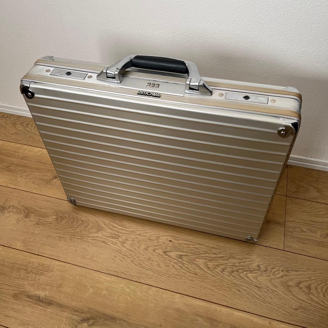 み*こ様 リモワ アタッシュケース アルミ シルバー トランクケース