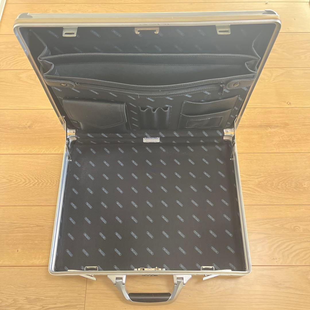 み*こ様 リモワ アタッシュケース アルミ シルバー トランクケース