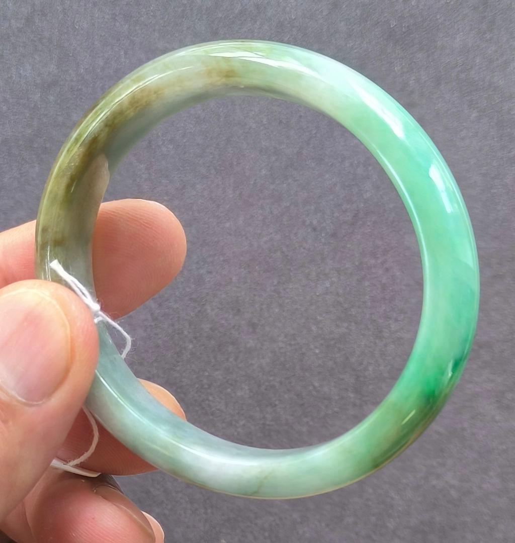 【日本鑑別書付】ミャンマー産本翡翠の貴妃バングル(内径54×49ミリ弱)5262
