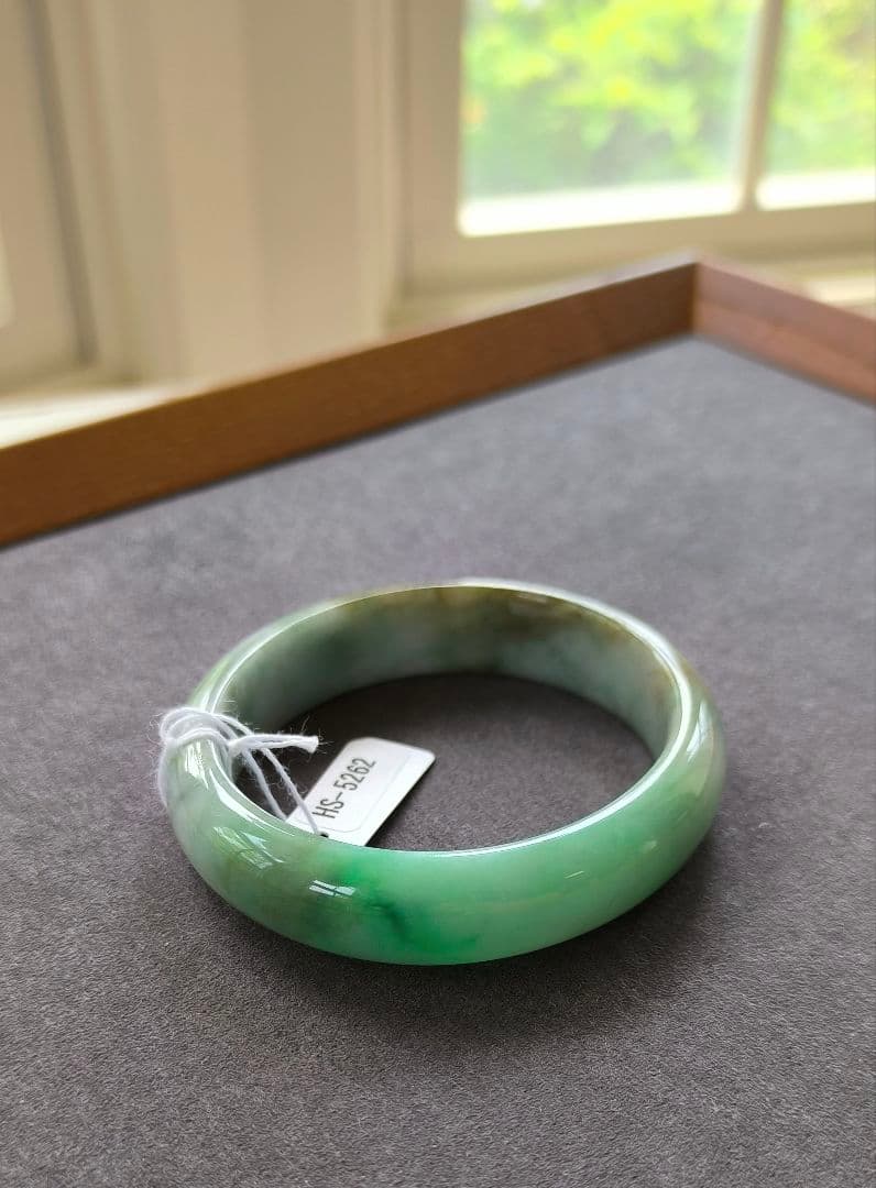 【日本鑑別書付】ミャンマー産本翡翠の貴妃バングル(内径54×49ミリ弱)5262