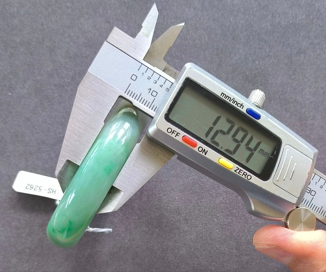 【日本鑑別書付】ミャンマー産本翡翠の貴妃バングル(内径54×49ミリ弱)5262