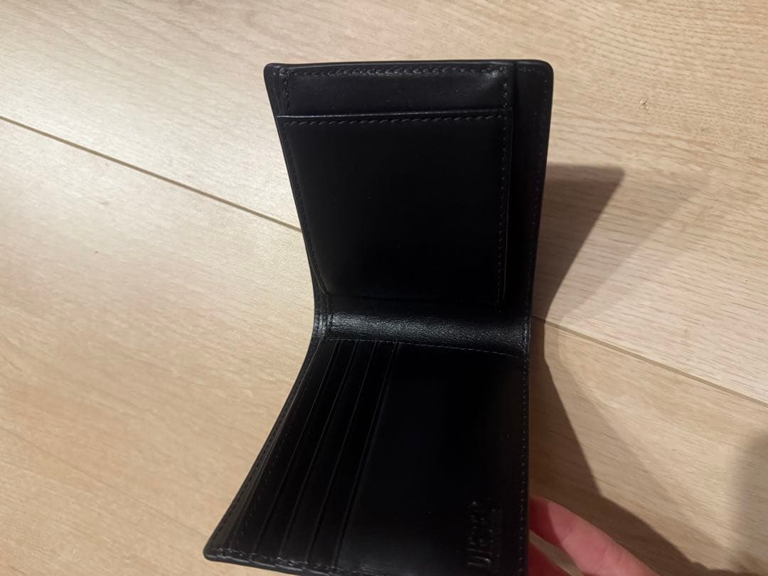 DIESEL黒のレザー二つ折り財布 ロゴ入り