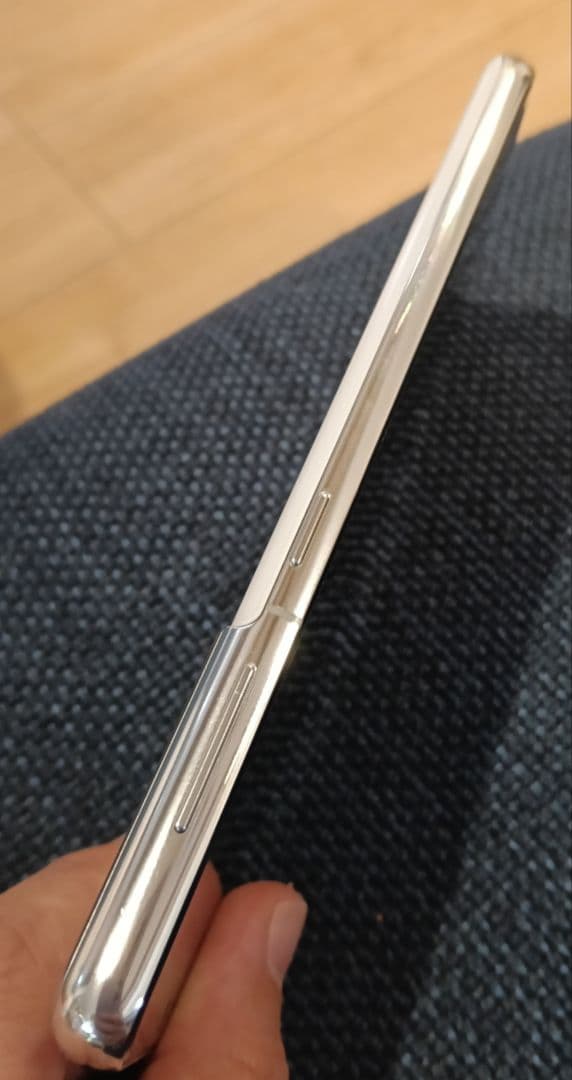 本体のみです。 状態は良好です。 通信会社を変更し、それに伴い端末も買い替えた