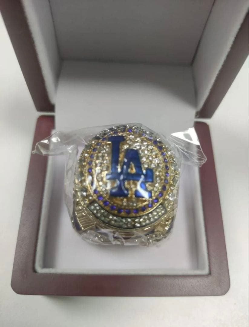 ドジャース 大谷翔平 チャンピオンリング 特製ケースミニトロフィーセット