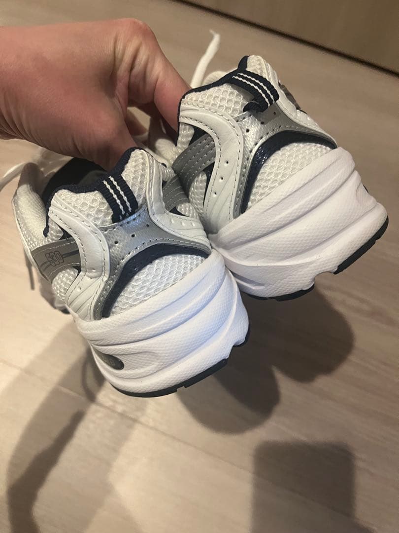 ニューバランス　スニーカー　シルバー　グレー　ホワイト