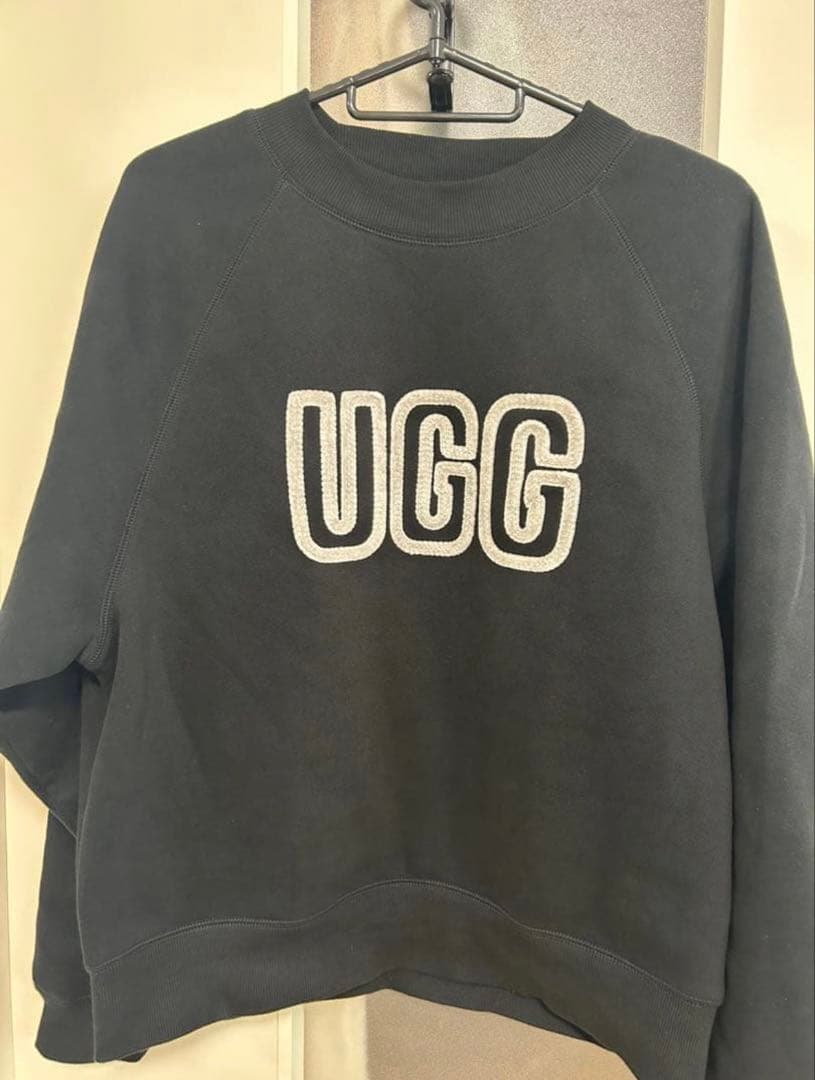 【最終値下げ】新作✨️ 美品　UGG ロゴ　スウェット　ブラック　トレーナー