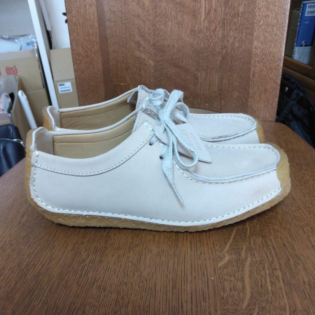 あられ　新品クラークスナタリースエード シューズ