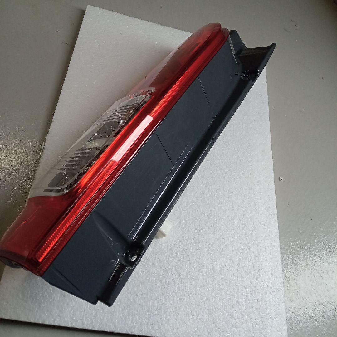 【新車外し】【送料無料】トヨタ 200系ハイエース純正後期テールランプ 左側　③