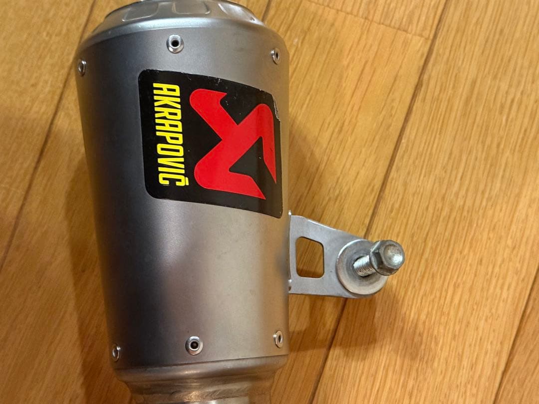 アクラポビッチ　マフラー