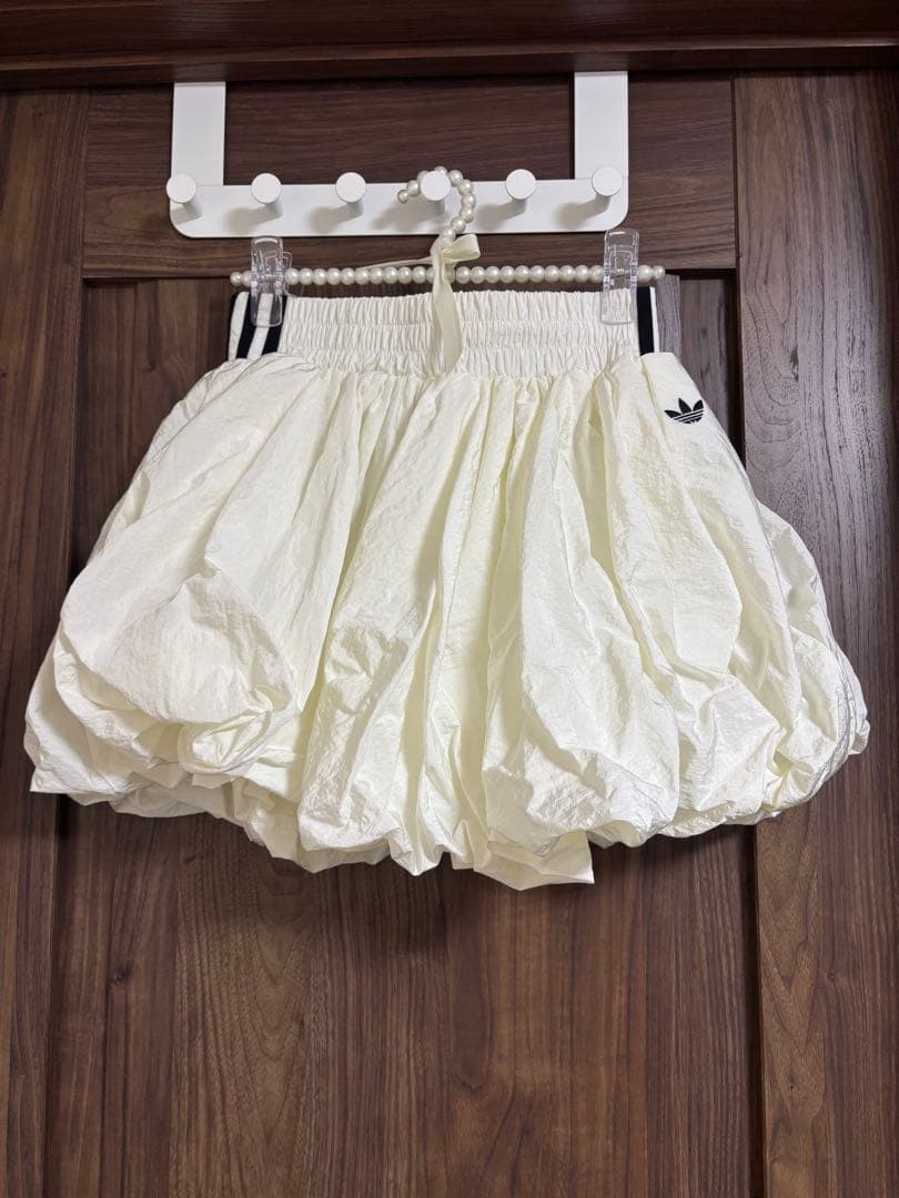 adidas ホワイトミニスカート