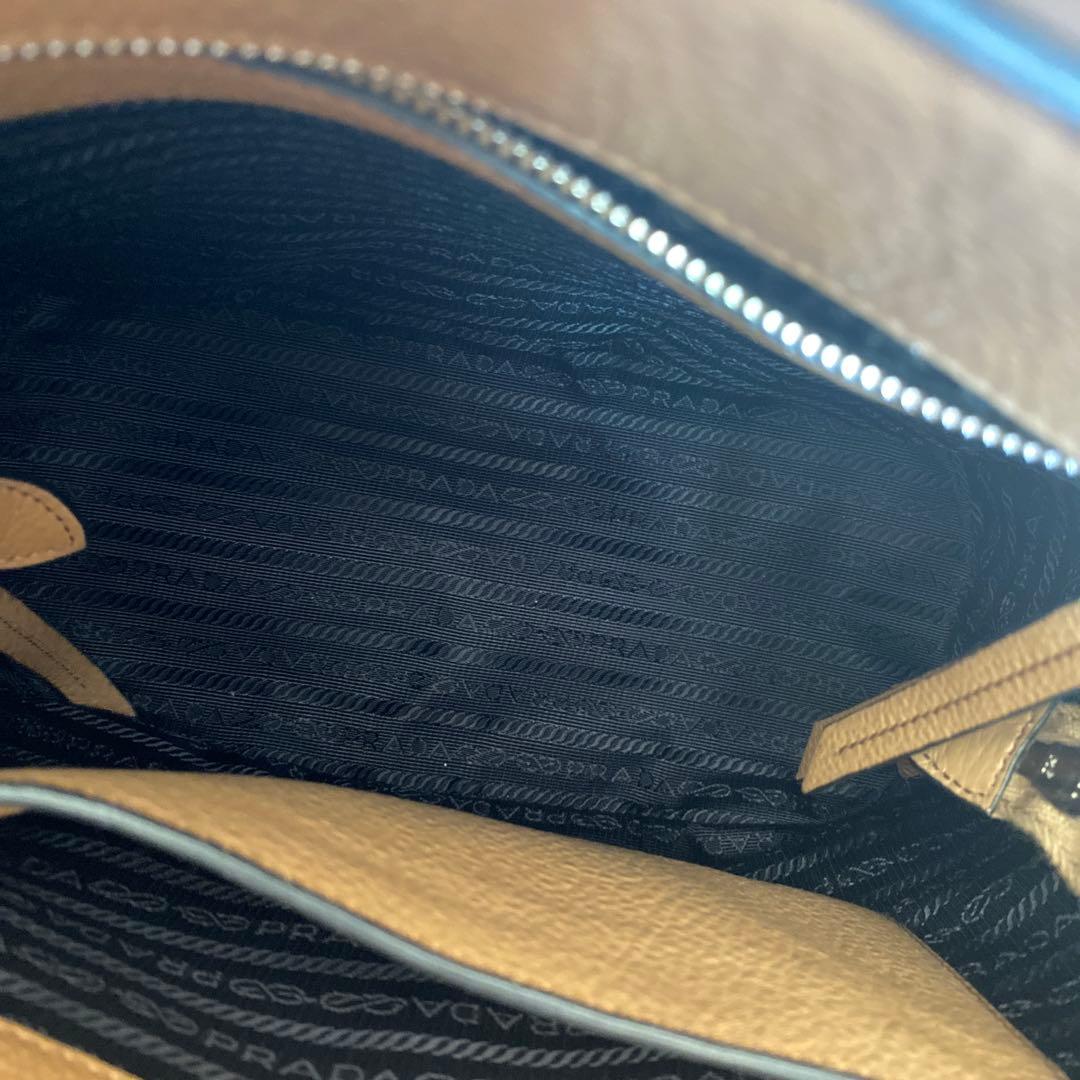 PRADA ベージュ レザー ショルダーバッグ