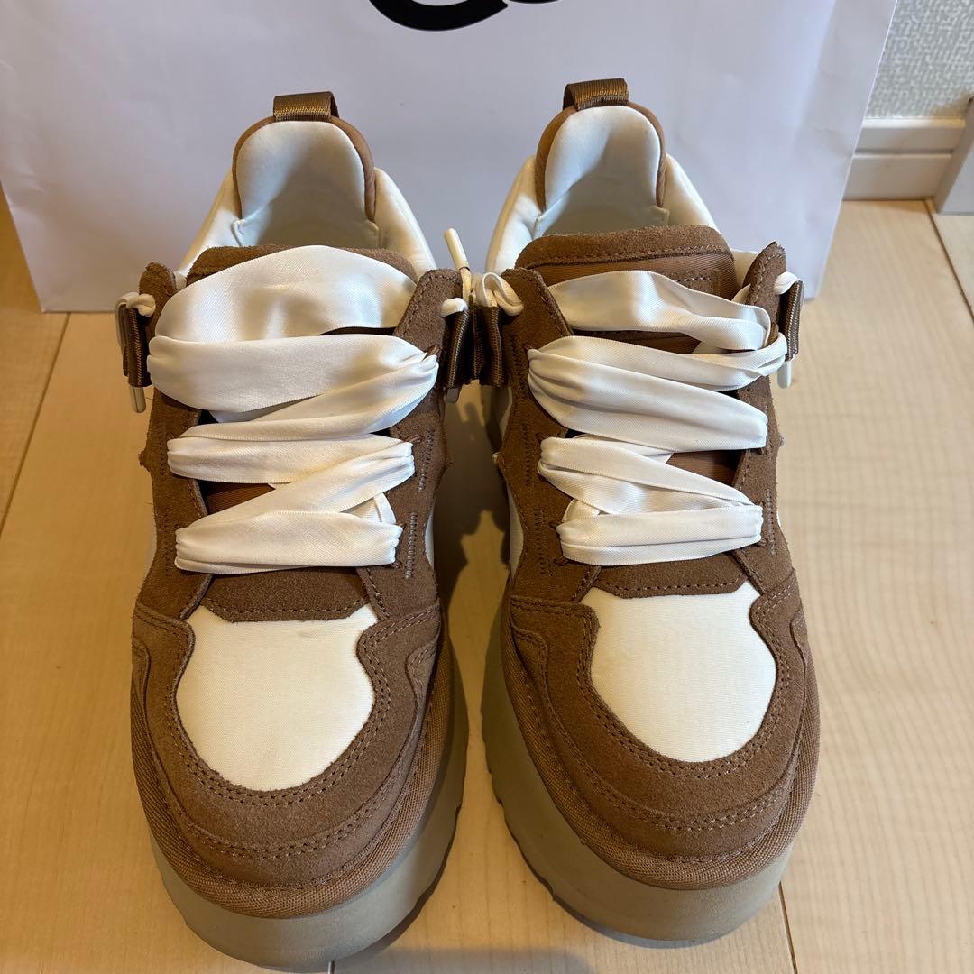 UGG アストロメル　厚底スニーカー 25センチ