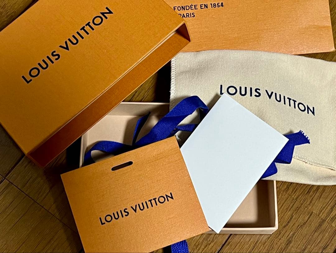 ルイヴィトン キーケース マグノリア ミュルティクレ