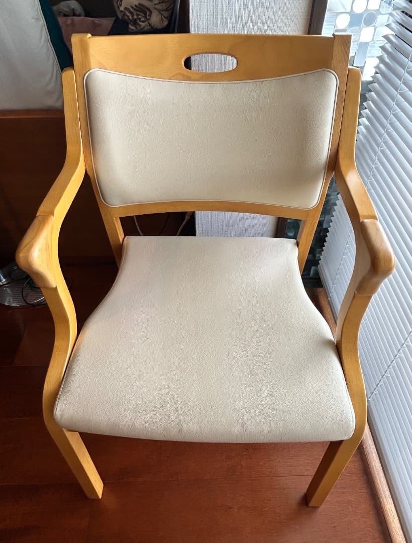 介護・高齢者用椅子　ハーフアームで立ち座りらくらく