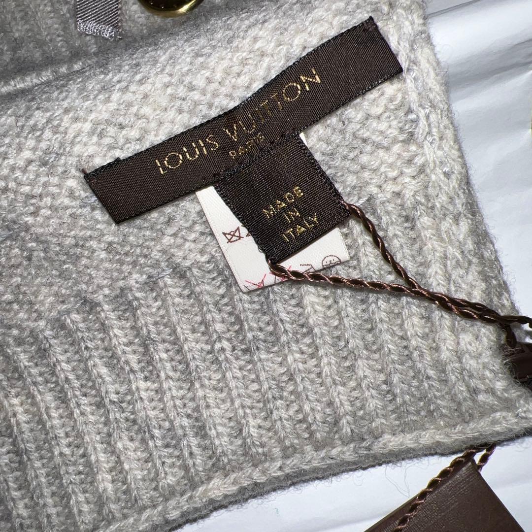 新品、未使用！LOUIS VUITTON グレー マフラーチャーム付き