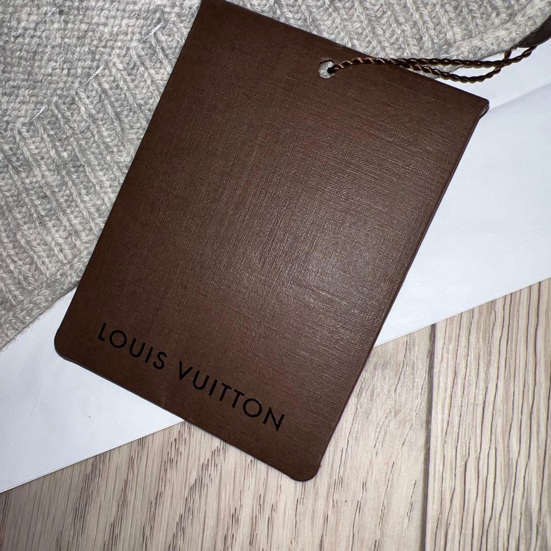 新品、未使用！LOUIS VUITTON グレー マフラーチャーム付き