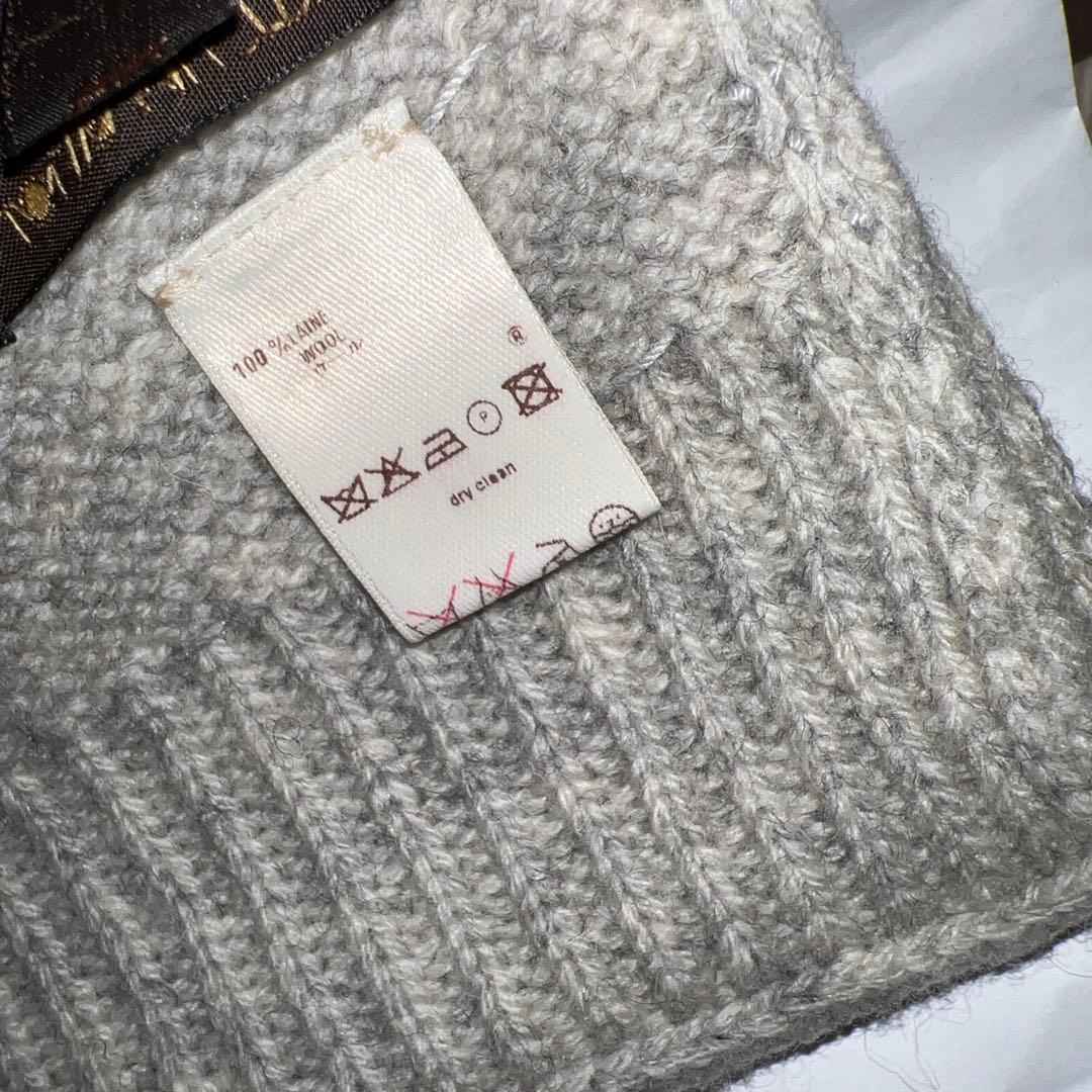 新品、未使用！LOUIS VUITTON グレー マフラーチャーム付き