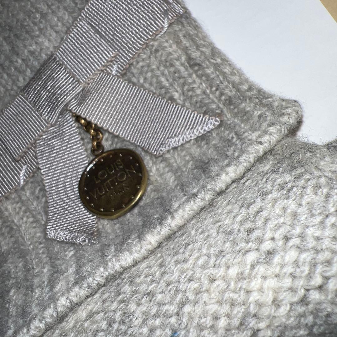 新品、未使用！LOUIS VUITTON グレー マフラーチャーム付き