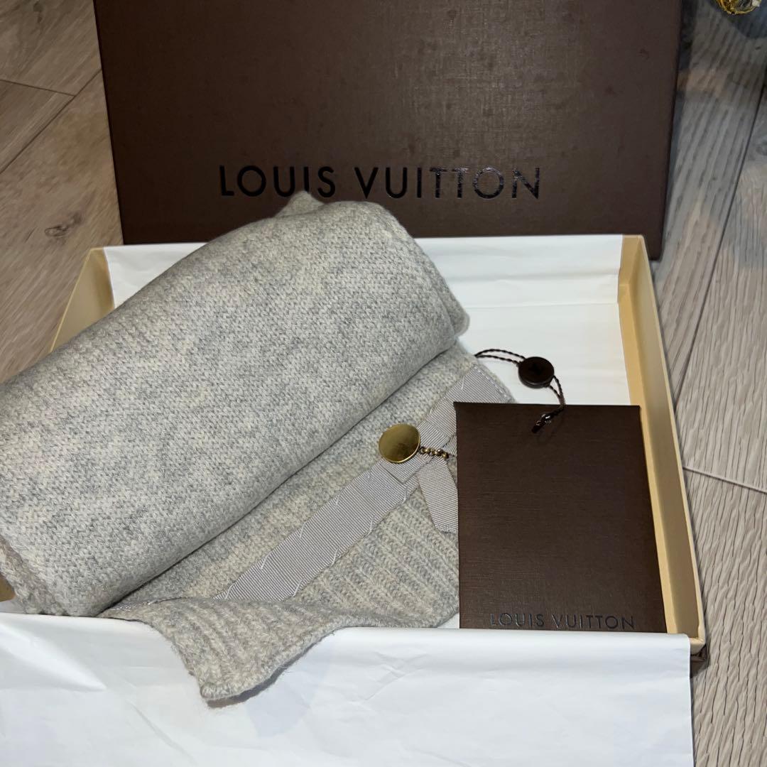 新品、未使用！LOUIS VUITTON グレー マフラーチャーム付き