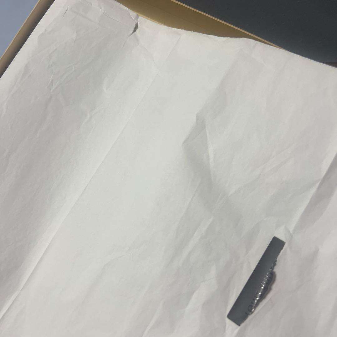 新品、未使用！LOUIS VUITTON グレー マフラーチャーム付き