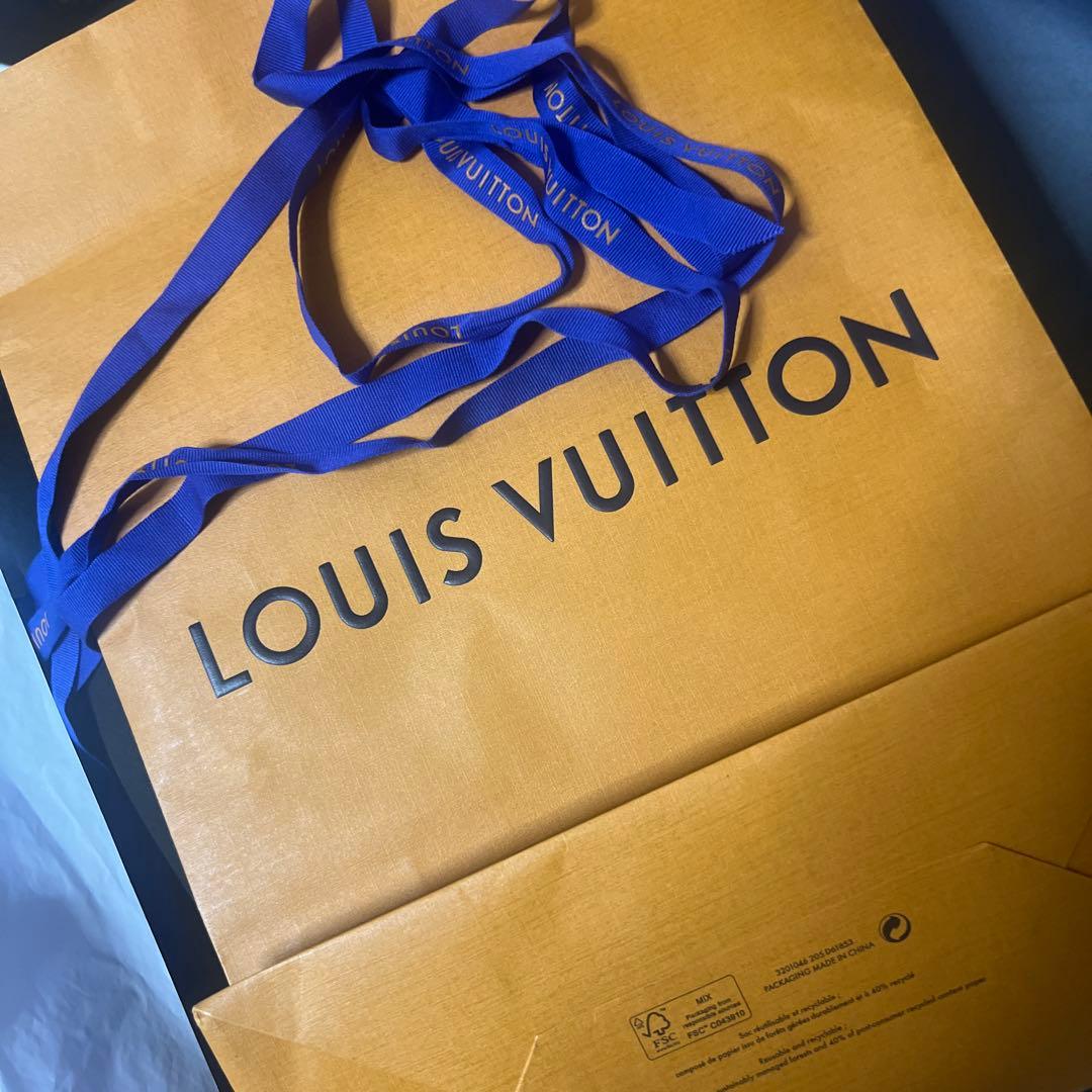 新品、未使用！LOUIS VUITTON グレー マフラーチャーム付き