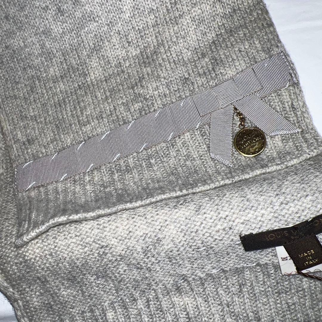 新品、未使用！LOUIS VUITTON グレー マフラーチャーム付き