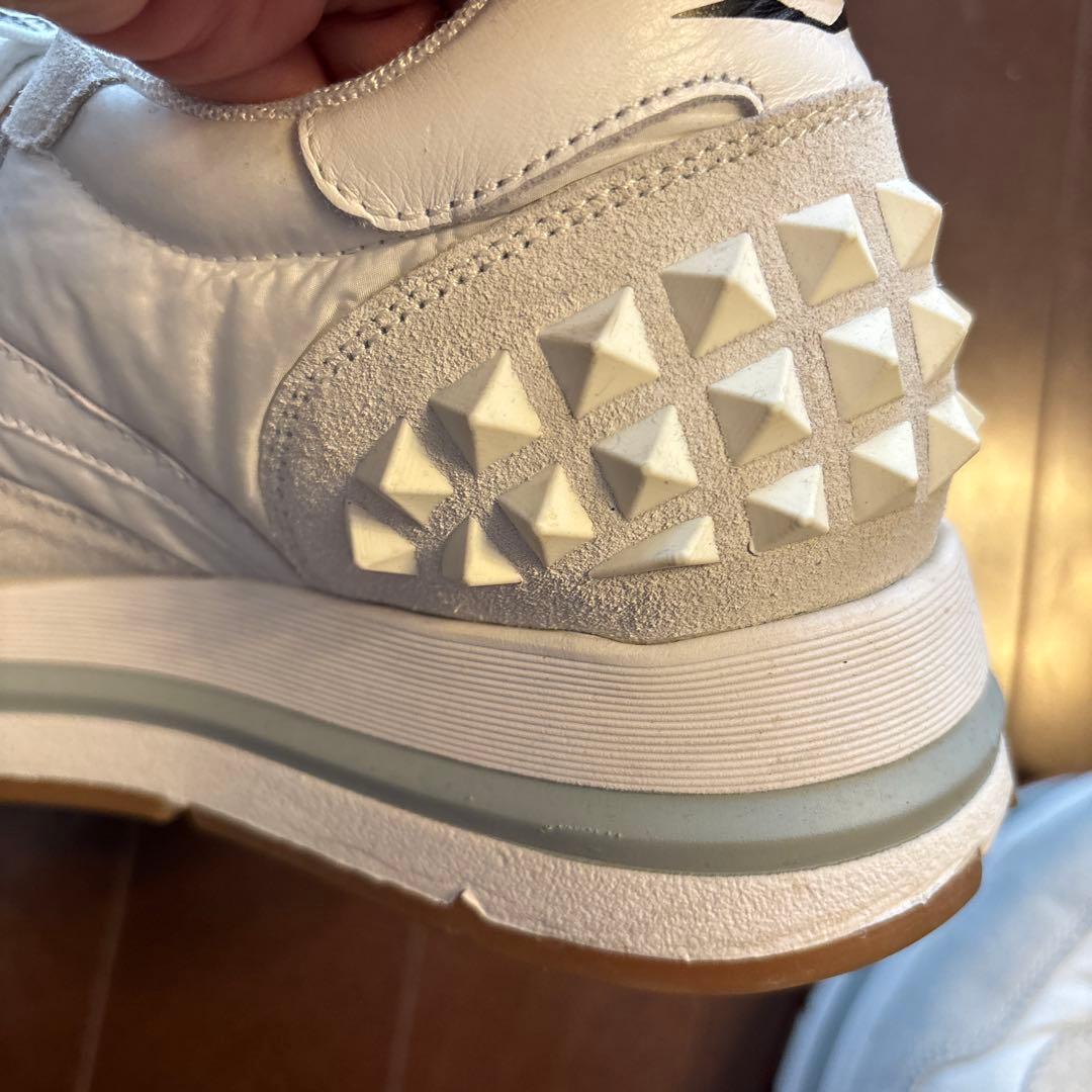 VOILE BLANCHE スタッズ付きホワイトスニーカー