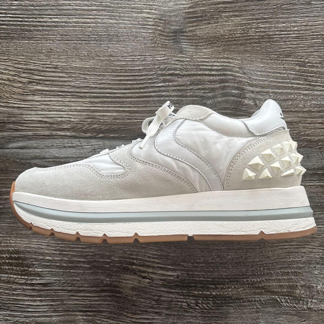 VOILE BLANCHE スタッズ付きホワイトスニーカー