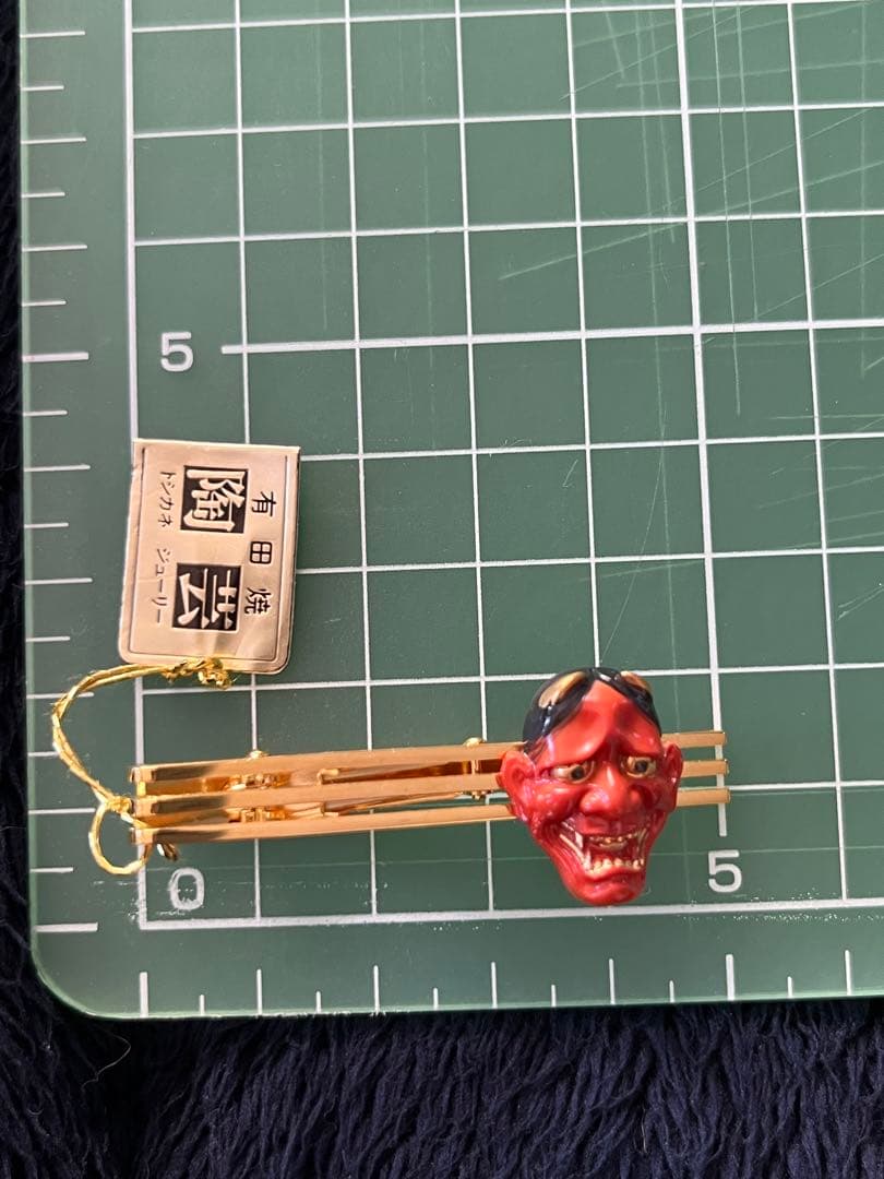 Toshikane 鬼のネクタイピン 陶器製