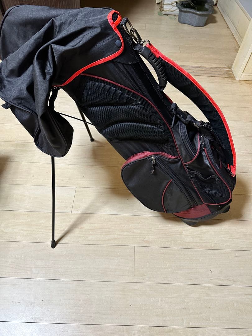 スタンド付きゴルフバッグ 黒と赤