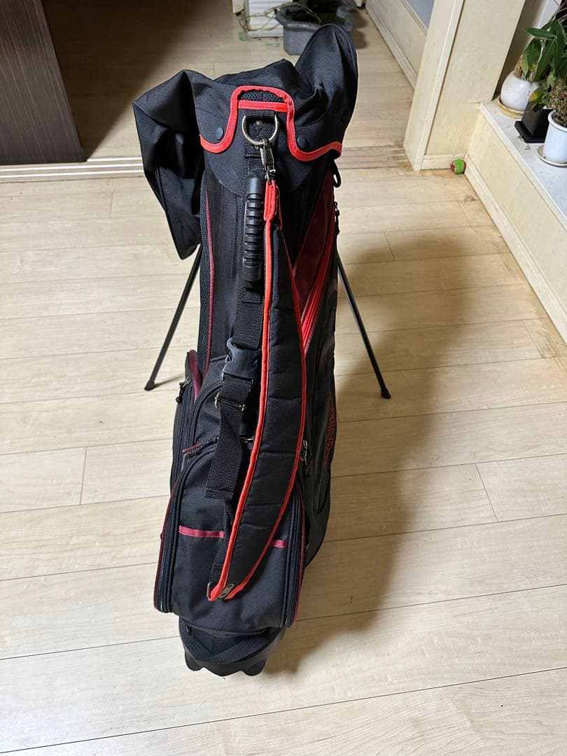 スタンド付きゴルフバッグ 黒と赤