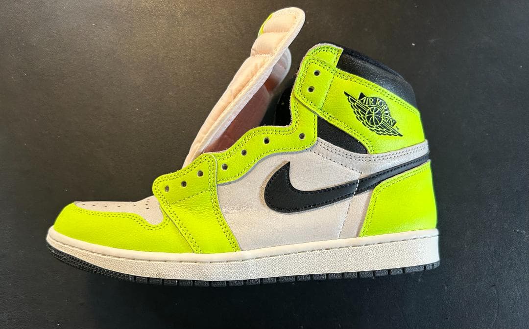 シューズ(男性用) NIKE AIR JORDAN 1 RETRO HIGH OG VOLT 702