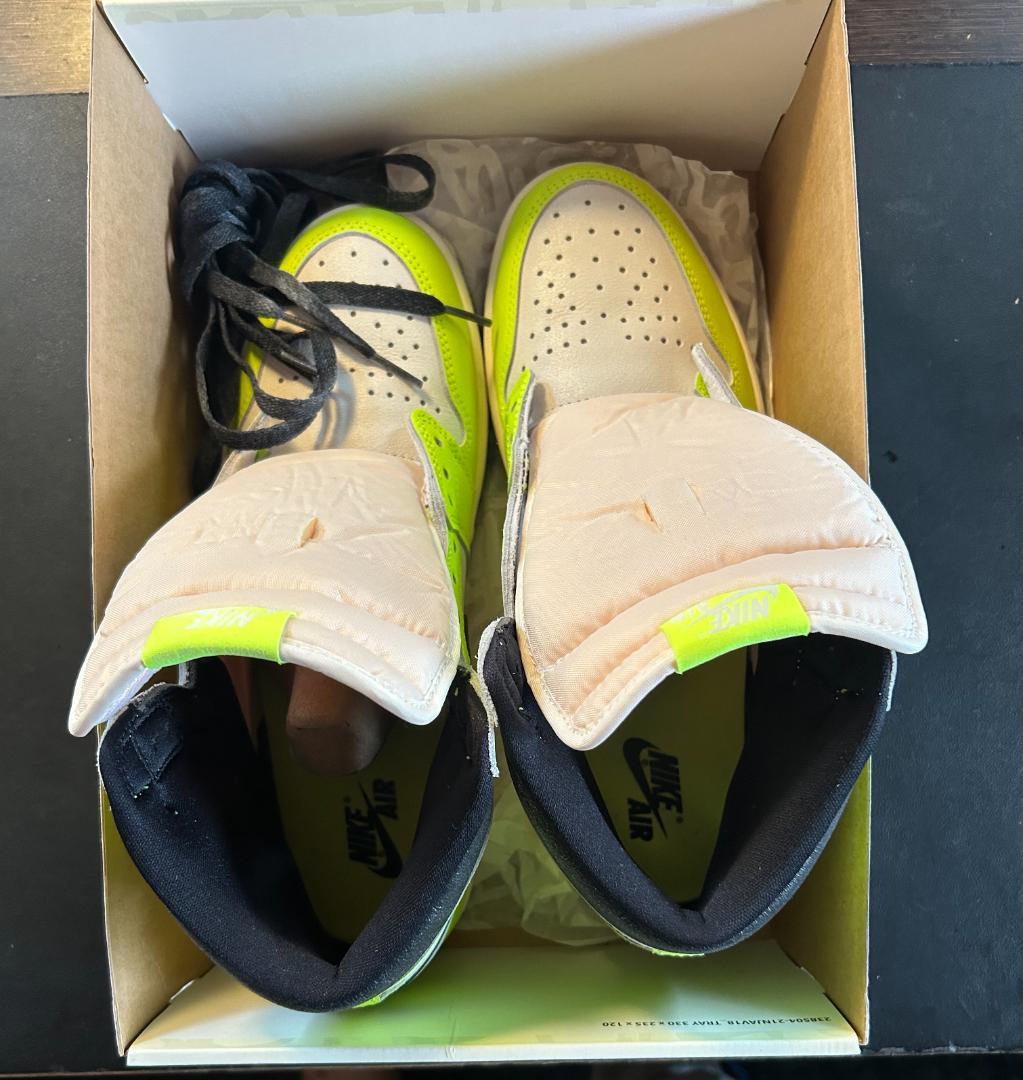 シューズ(男性用) NIKE AIR JORDAN 1 RETRO HIGH OG VOLT 702