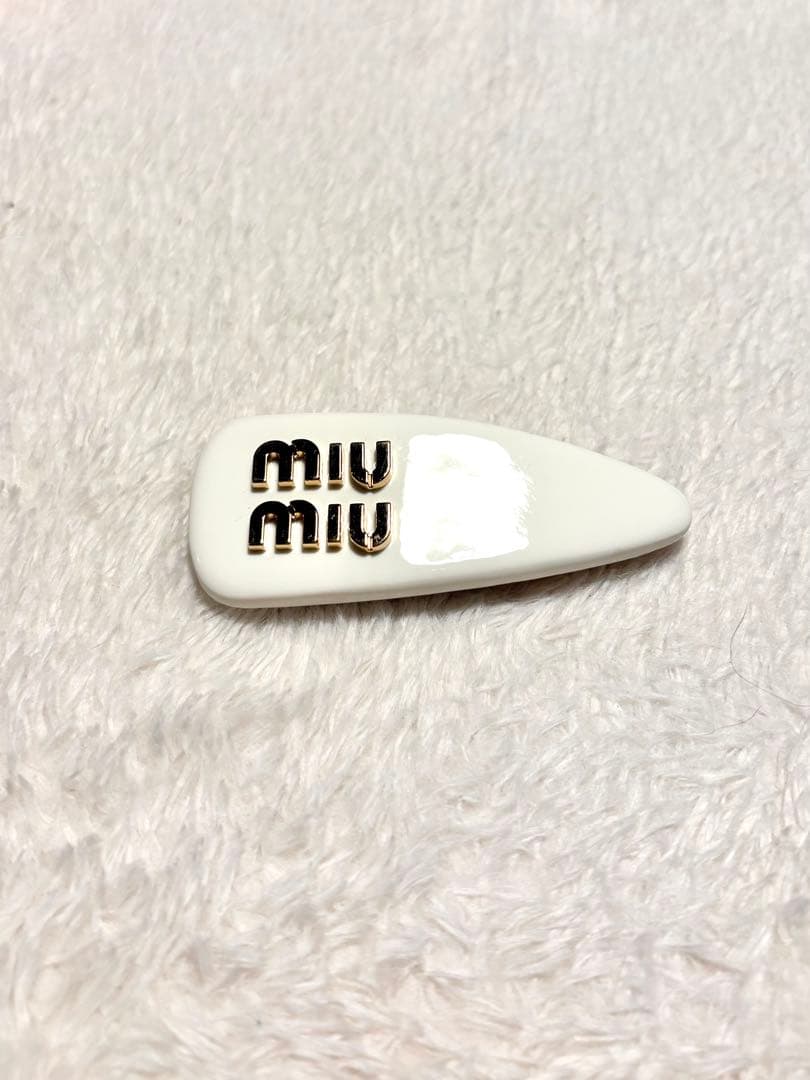 【100%正規品】新品未使用！miu miu ロゴ ヘアピン ホワイト ゴールド