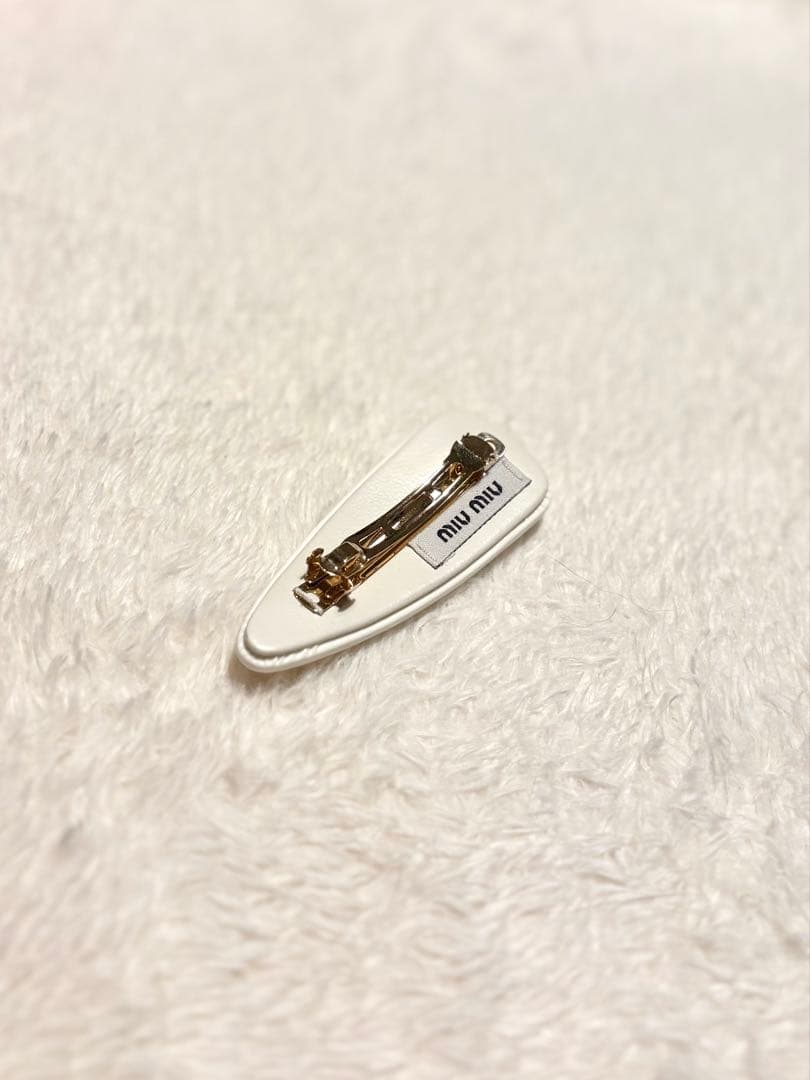 【100%正規品】新品未使用！miu miu ロゴ ヘアピン ホワイト ゴールド