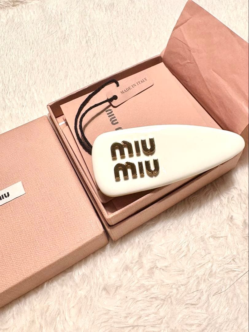 【100%正規品】新品未使用！miu miu ロゴ ヘアピン ホワイト ゴールド