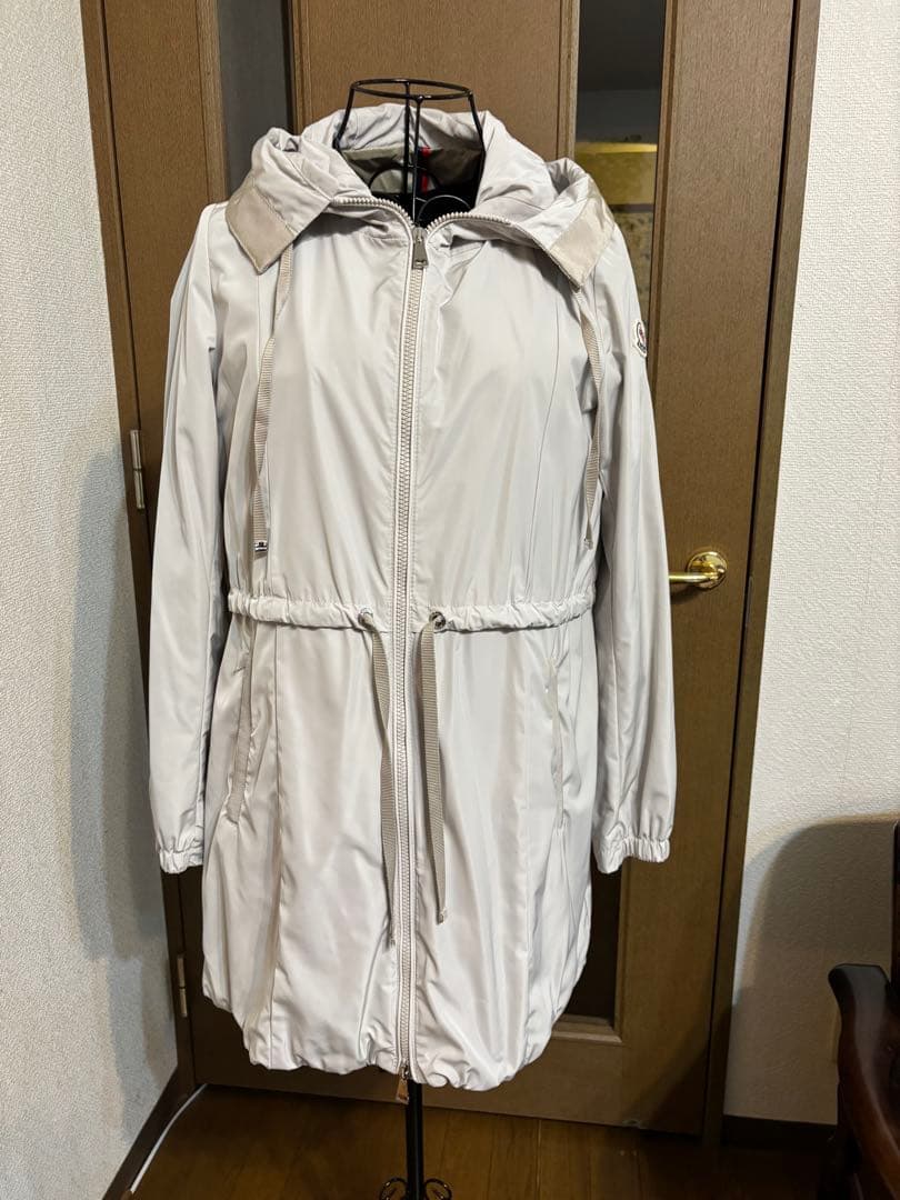 MONCLER : 薄いグレージュ色ミディ丈コート フード付き