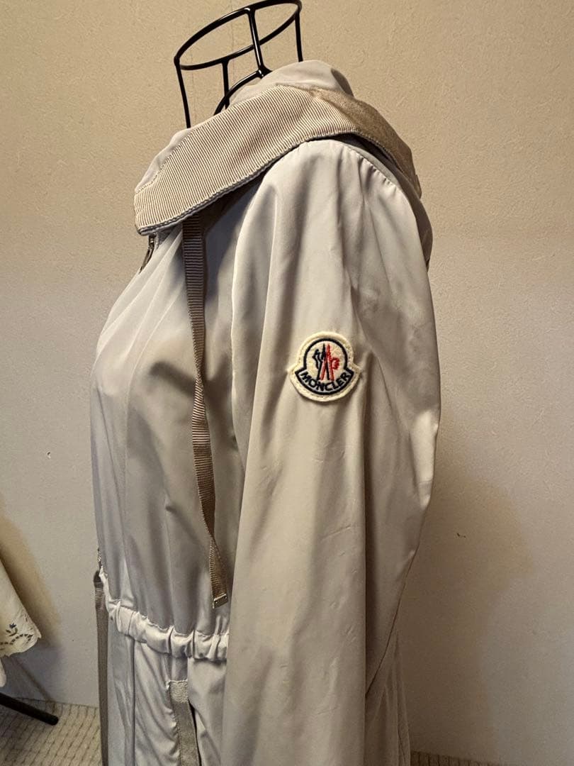 MONCLER : 薄いグレージュ色ミディ丈コート フード付き